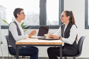 Recomendaciones y ejemplos para dar feedback negativo a tu jefe 7 Dos personas trabajando en una oficina