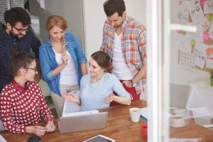 Gestión del cambio en Recursos Humanos: el rol del profesional 7 Equipo de trabajo sonriente viendo resultados exitosos