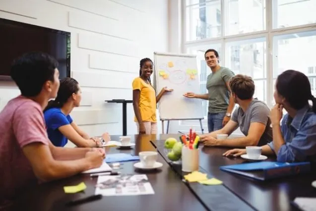 Competencias laborales en 2023: ¿Qué habilidades necesitarás este año? 7 Equipo reunido trabajando