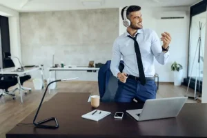 ¿Qué es y por qué ocurre una renuncia silenciosa? 7 Hombre motivado mientras hace su trabajo