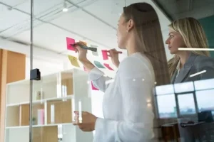Mujer escribiendo sobre una una pizarra