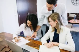 Gestión del cambio en Recursos Humanos: el rol del profesional 8 Un grupo de tres personas trabajando en una oficina