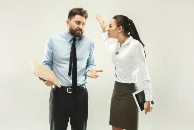 Techo de cristal: ¿por qué es importante quebrarlo? 6 mujer discutiendo con hombre trabajo