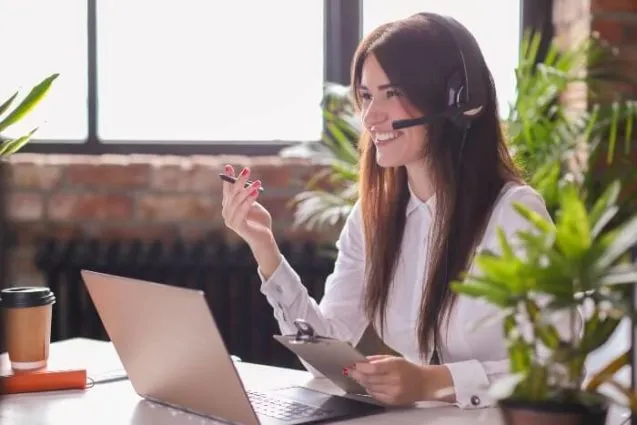 Competencias laborales en 2023: ¿Qué habilidades necesitarás este año? 6 mujer feliz trabajando