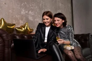 Talentos disfrutando de una celebración de fin de año empresarial
